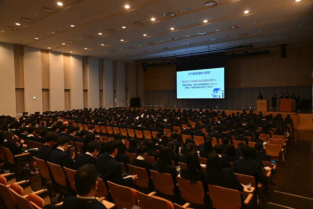 武揚ホールなどで在校生や経営者の方の前で課題発表